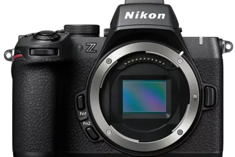 Appareil photo Nikon Z50, idéal pour vos avis. Le capteur est visible, prêt à capturer vos plus beaux clichés.
