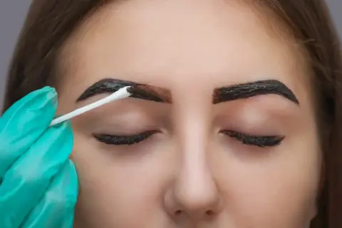 Aplikacja henny na brwi. Czy henna niszczy brwi? Zobacz, jak profesjonalnie wykonać zabieg.
