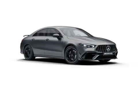 Elegancki, szary Mercedes CLA 45 AMG z czarnymi felgami i spojlerem, gotowy do dynamicznej jazdy.