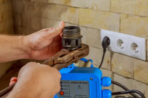 Mano ajusta un componente en un control automático de bomba, mostrando varios tipos de presostatos.