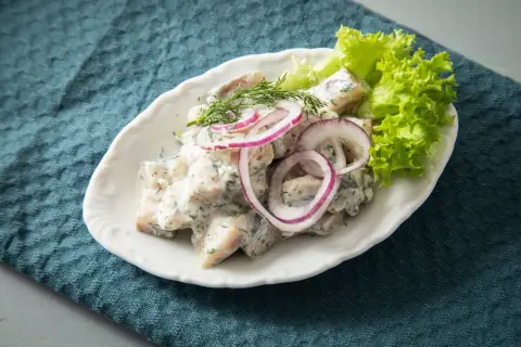 Heringssalat mit Dill, Zwiebeln und Salatblatt. Perfekt für die Frage: wann ist Heringszeit?