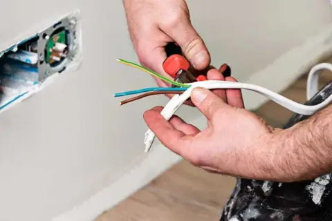 Ile bierze elektryk za godzinę? Poznaj stawki i ukryte koszty