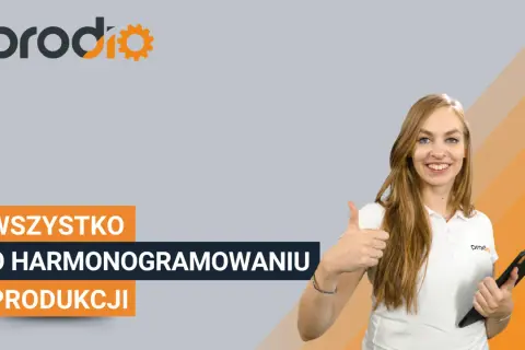 Uśmiechnięta kobieta pokazuje kciuk w górę obok napisu "Wszystko o harmonogramowaniu produkcji".