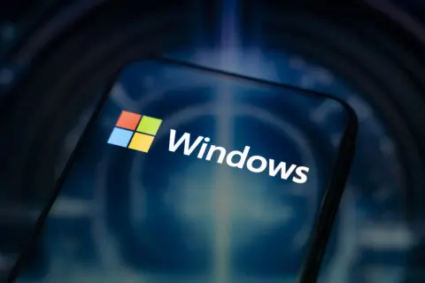 Logo Windows 10 na ekranie smartfona. Sprawdź, jakie są windows 10 wymagania, by cieszyć się płynnością działania.