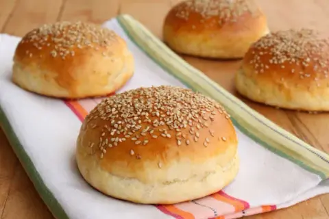 Pains Burger Maison : Recette Inratable pour un Moelleux Parfait