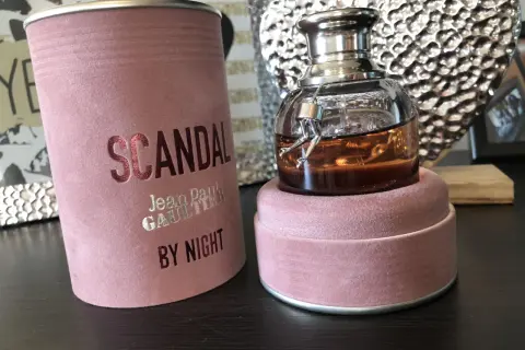 Elegancki flakonik perfum Jean Paul Gaultier Scandal by Night w różowym, aksamitnym opakowaniu.