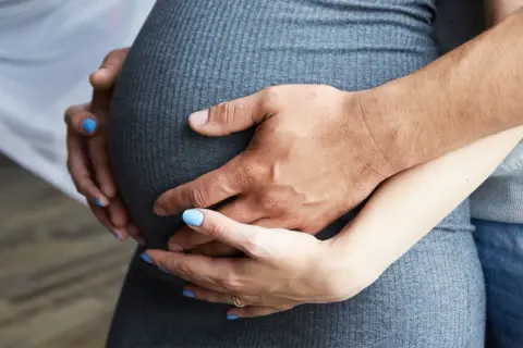 Hybrydy w ciąży: Bezpieczny manicure dla przyszłych mam? Fakty