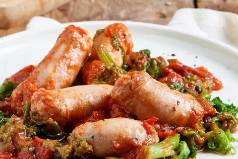 Herzhafte italienische Salsiccia mit Tomaten und Brokkoli, ein köstliches Gericht, das Lust auf mehr macht.