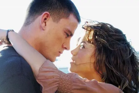Channing Tatum i jego partnerka w romantycznym uścisku. Scena z jednego z jego filmów.