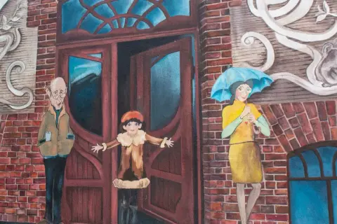 Mural w Poznaniu: starszy pan z kubkiem, dziecko w płaszczyku i kobieta z parasolką czekają przed drzwiami.