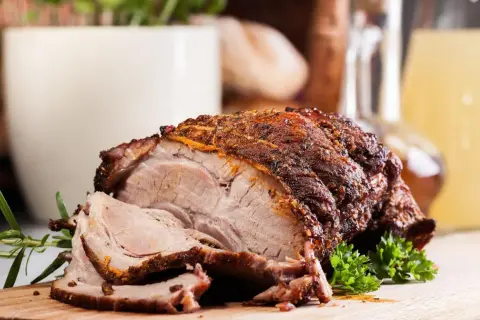 Soczysta karkówka pieczona w piekarniku, przygotowana z klasyczną marynatą. Aromatyczne zioła i przyprawy podkreślają smak mięsa.