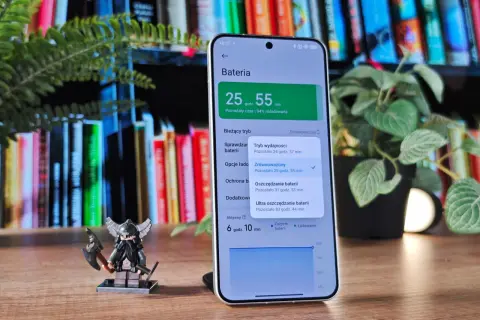 Jak sprawdzić kondycję baterii Xiaomi? Na ekranie telefonu widać stan naładowania 94% i pozostały czas pracy.