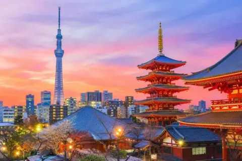 Zachód słońca nad tokio centrum. Tradycyjna pagoda i nowoczesna wieża Tokyo Skytree na tle różowego nieba.