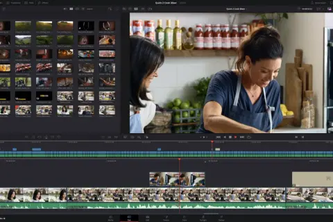 Dwie kobiety w kuchni, edytowane w programie do montowania filmów za darmo. Widok interfejsu DaVinci Resolve Studio.
