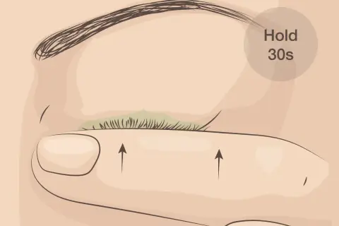 Wimpern biegen ohne Wimpernzange: Finger unter die Wimpern legen, sanft nach oben drücken und 30 Sekunden halten.