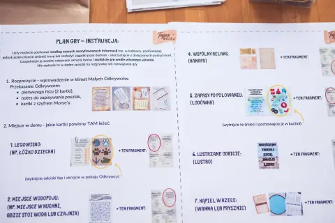 Instrukcja gry "Tajne Misje" opisuje zadania i miejsca ukrycia podpowiedzi. Idealna do zabawy w podchody.