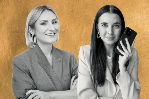 Dwie kobiety w eleganckich strojach, jedna z telefonem, zastanawiają się, jak pomnożyć 50 zł.
