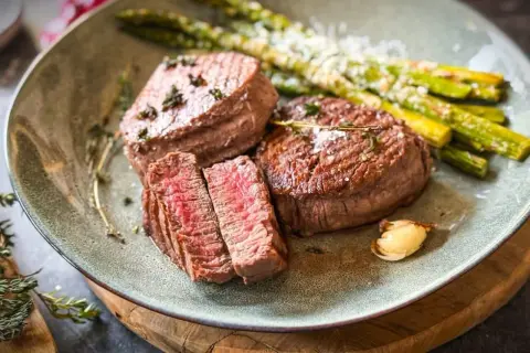 Perfekt gegrilltes Filetsteak mit Spargel und Knoblauch. So gelingt das Filetsteak richtig braten.