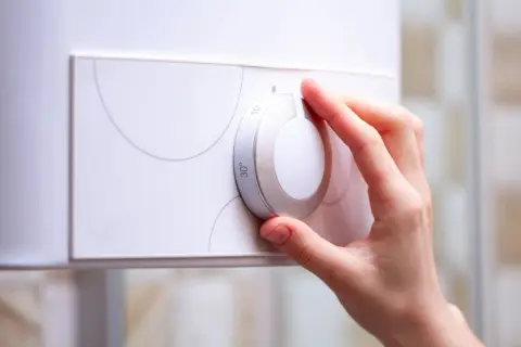 Regolazione della temperatura su una caldaia, per capire la differenza tra caldaia a condensazione e caldaia tradizionale.