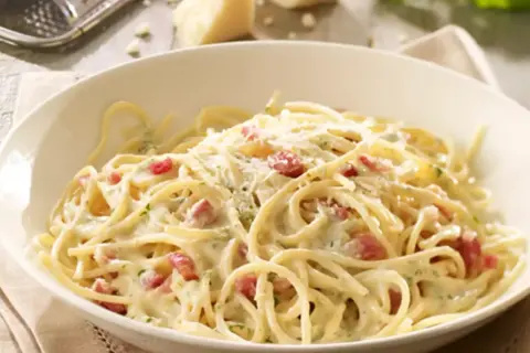 Cremige Spaghetti Carbonara mit knusprigem Speck und Parmesan. Ein Klassiker, der immer schmeckt.