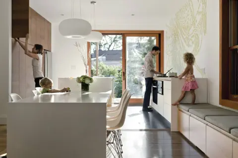 Une famille dans une cuisine moderne. Un photographe interieur a capturé ce moment de vie.