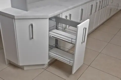 Jak wyjąć kosz cargo z szafki? Prosty poradnik DIY