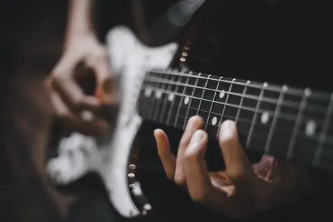Gitara elektryczna dla początkujących: Jak wybrać i nie żałować?