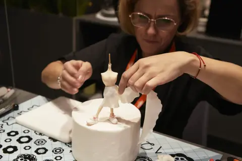 Jak zrobić figurki na tort? Poradnik mistrza krok po kroku