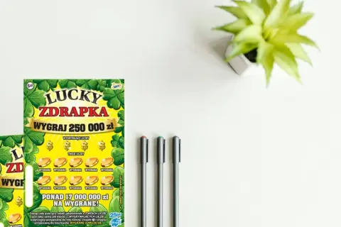 Dwie zdrapki "Lucky ZD RAPKA" po 5 zł leżą obok siebie. Czy w paczce po 5 zł jest więcej zdrapek?