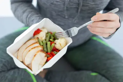 Keto po treningu: Jak jeść, by rosnąć i nie wyjść z ketozy?