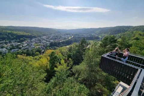 Widok z punktu widokowego w Rumi na zieloną dolinę i miasto.