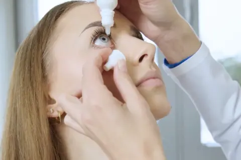 Krople Lotemax aplikowane do oka przez pielęgniarkę.