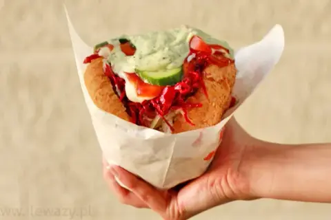 Ile waży burger? Sieciówki, rzemieślnicze, domowe i ich kalorie