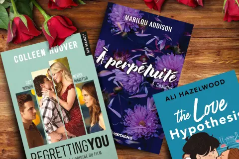 Trois livres romance best-seller : "Regretting You" de Colleen Hoover, "À perpétuité" de Marilou Addison et "The Love Hypothesis" d'Ali Hazelwood, sur fond de roses rouges.