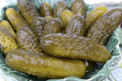 Pustawe w środku ogórki kiszone w misce. Zastanawiasz się, dlaczego ogórki kiszone są puste w środku? To proces fermentacji!