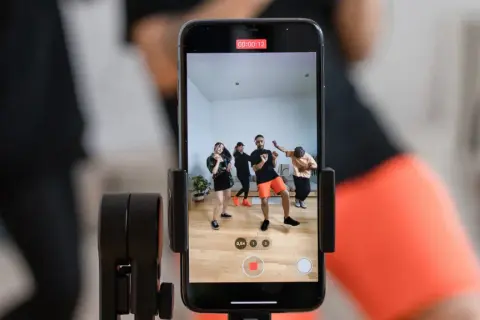 Jak zrobić rolkę na Instagramie, aby przyciągnąć uwagę i zwiększyć zasięg
