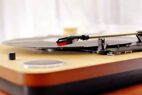 Gramofon jaki wybrać – najlepsze modele dla każdego poziomu zaawansowania