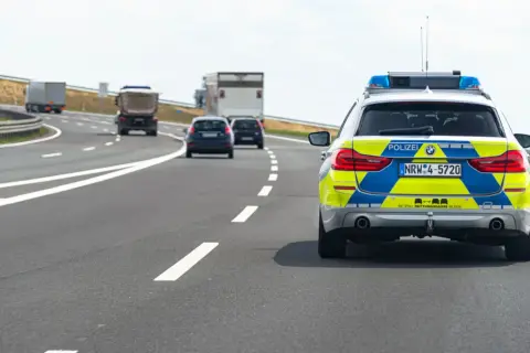 Niemiecka policja na autostradzie bez limitu prędkości. Mapa pokazuje drogę, gdzie można jechać szybko.