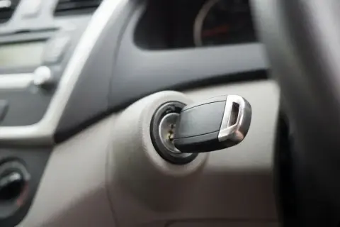 Kluczyk w stacyjce, a auto nie odpala? To mogą być uszkodzony immobilizer objawy. Wnętrze samochodu, kluczyk w stacyjce.