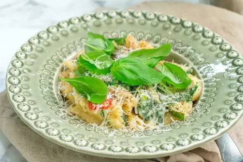 Krämig zucchini pasta med färsk basilika och parmesanost. En härlig och lätt sommarrätt.