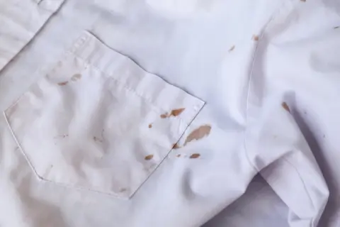 Jak usunąć pastę do butów z ubrania - skuteczne metody na plamy