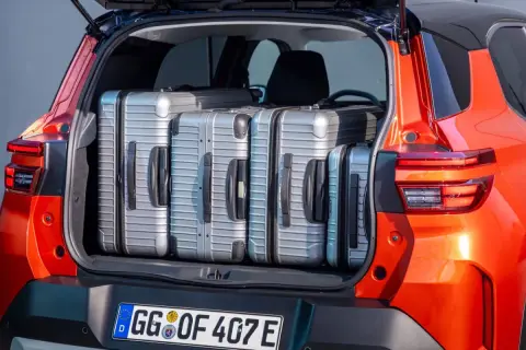 Maletero del Opel Frontera cargado con varias maletas plateadas. ¡Perfecto para viajes largos!