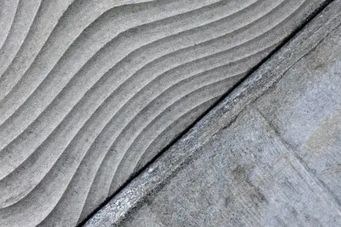 Superficie de hormigón sostenible con un diseño ondulado y una textura rugosa.
