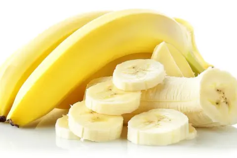 Kilka żółtych bananów, jeden obrany i pokrojony w plasterki, idealny na zatrucie pokarmowe.