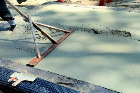 Chudziak wyrównuje świeży beton.