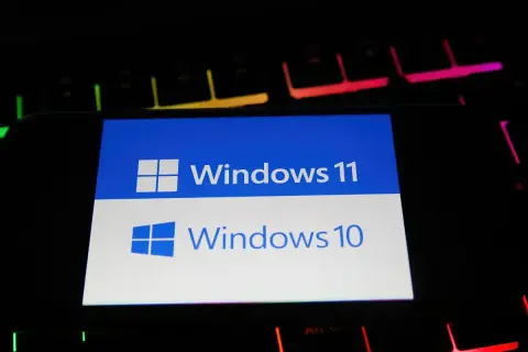 Ekran porównuje Windows 10 i Windows 11, pomagając wybrać najlepszy system Windows 10 czy 11 do gier. Klawiatura RGB w tle dodaje klimatu.