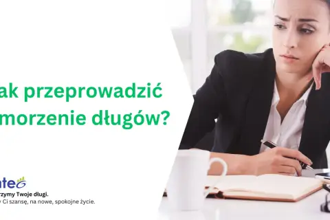 Zmartwiona kobieta przy biurku. Tekst: "Jak przeprowadzić umorzenie długów?". Finte oferuje umorzenie długu chwilówki.