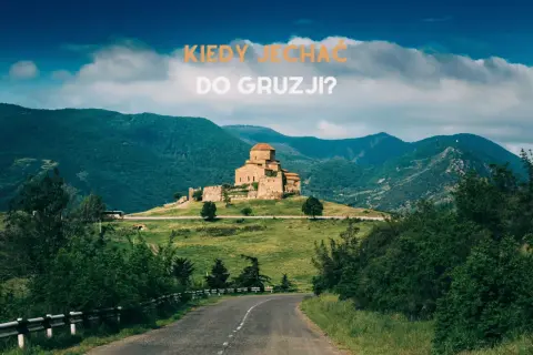 Droga prowadzi do twierdzy na wzgórzu. Piękna sceneria gór i zielonych wzgórz zachęca do podróży. Święta w Gruzji czekają!