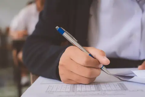Matura z dysleksją: Jak skorzystać z dostosowań i zdać lepiej?