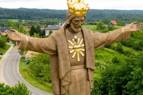 Pomnik Jezusa Chrystusa Króla z koroną i Sercem, jakby wzywał do modlitwy litania do Serca Pan Jezusa.
